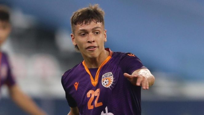 
					Perth's defender Joshua Rawlins (L) passes the ball as he is closed down by Ulsan's forward Bjorn Maars Johnsen during the AFC Champions League group F football match between Australia's Perth Glory and Korea's Ulsan Hyundai on November 24, 2020, at the Education City Stadium in the Qatari city of Ar-Rayyan. (Photo by KARIM JAAFAR / AFP)