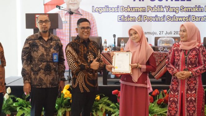 
 Serahkan Sertifikat Apostille, Kakanwil Kemenkumham Sulawesi Barat: Ini Bukti Nyata Inovasi Sangat Membantu!