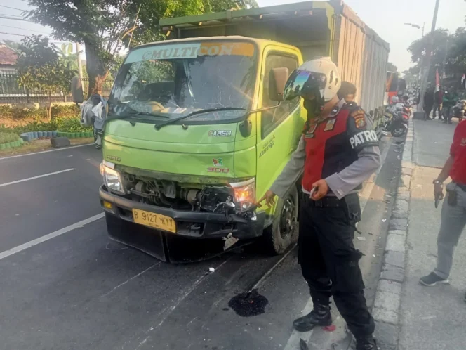 
 Kecelakaan truk di Lenteng Agung tabrak pemotor lawan arus