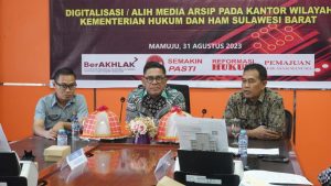 Kakanwil Parlindungan dalam kegiatan alih arsip (dok. istimewa)