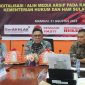 Kakanwil Parlindungan dalam kegiatan alih arsip (dok. istimewa)