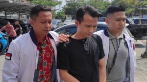 Emak gila di tangkap polisi