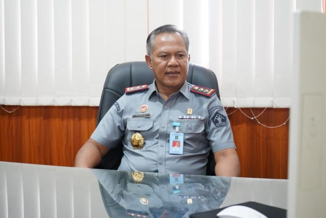 
 Kakanwil Kemenkumham Maluku Utara, M. Adnan menyaksikan pemberian gelar Doktor HC kepada Sekjen Kemenkumham RI (dok. Istimewa)