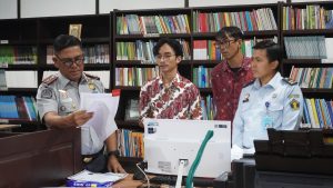 Kakanwil Parlindungan saat meninjau pemasangan alat cetak Apostille (dok. Istimewa)