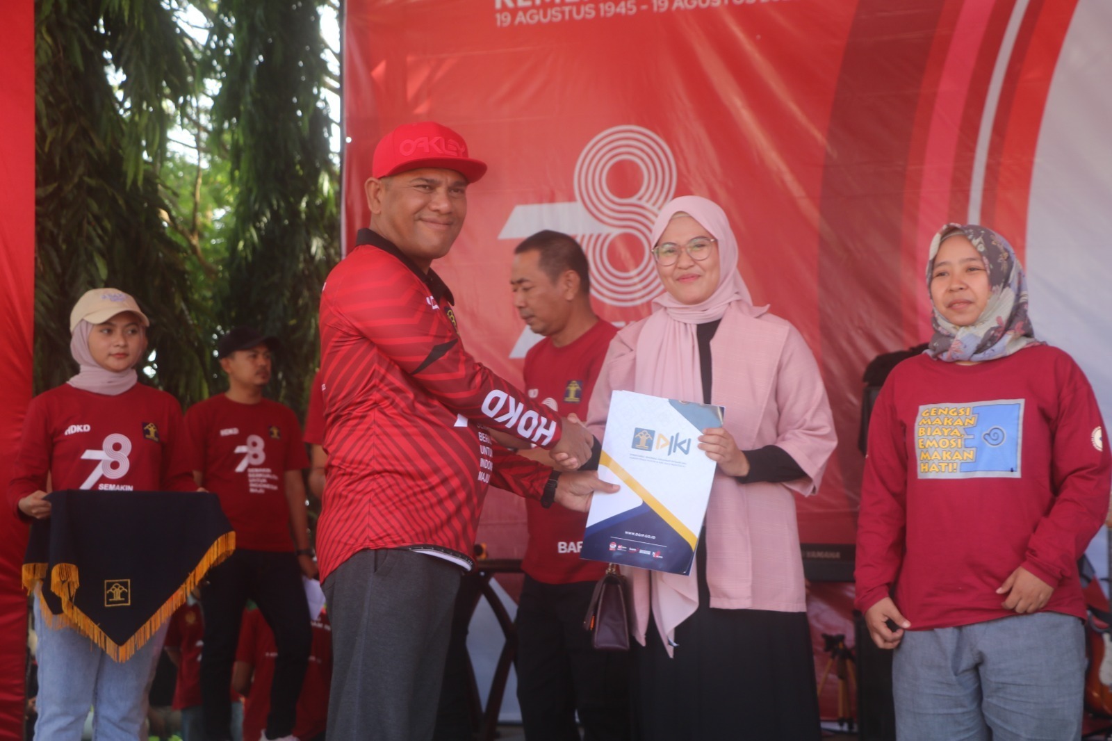 Kakanwil Kemenkumham Sulawesi Barat, Parlindungan, serahkan sertifikat merek di acara Legal Expo Pelayanan Publik 2023 (dok. istimewa)