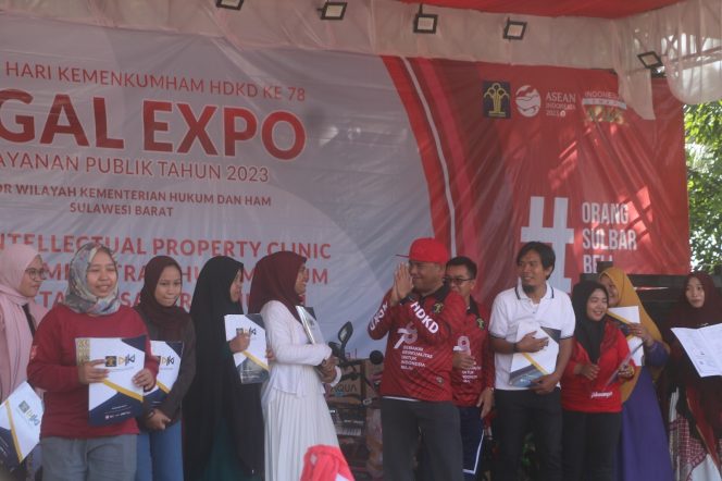 
 Kakanwil Kemenkumham Sulawesi Barat, Parlindungan, serahkan sertifikat merek di acara Legal Expo Pelayanan Publik 2023 (dok. istimewa)