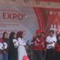 Kakanwil Kemenkumham Sulawesi Barat, Parlindungan, serahkan sertifikat merek di acara Legal Expo Pelayanan Publik 2023 (dok. istimewa)