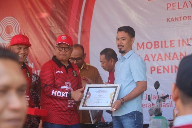 
					Kemenkumham Sulawesi Barat menyerahkan sertifikat pusat perbelanjaan berbasis kekayaan intelektual yang ada di Sulbar (dok. Istimewa)