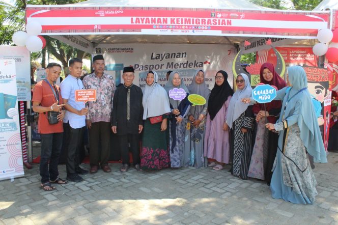
					Kemenkumham Sulawesi Barat, berikan layanan keimigrasian di Legal Expo 2023 (dok. istimewa)