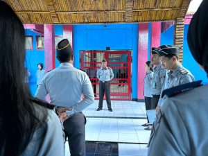 Ksubag TU Kemenkumham Maluku Utara saat memimpin Apel Pagi (dok. Istimewa)