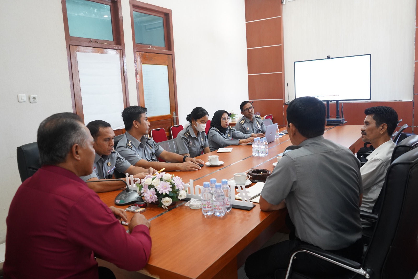 Kakanwil Maluku Utara, M. Adnan pimpin rapat renovasi gedung (dok. istimewa)
