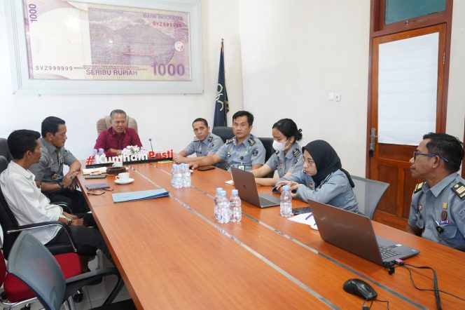 
 Kakanwil Maluku Utara, M. Adnan pimpin rapat renovasi gedung (dok. istimewa)