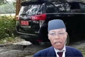 Mobil Terobos Jalan Baru di Cor