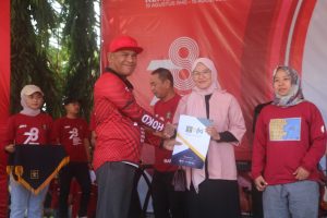 Kakanwil Kemenkumham Sulawesi Barat serahkan sertifikat merek (dok. Istimewa)