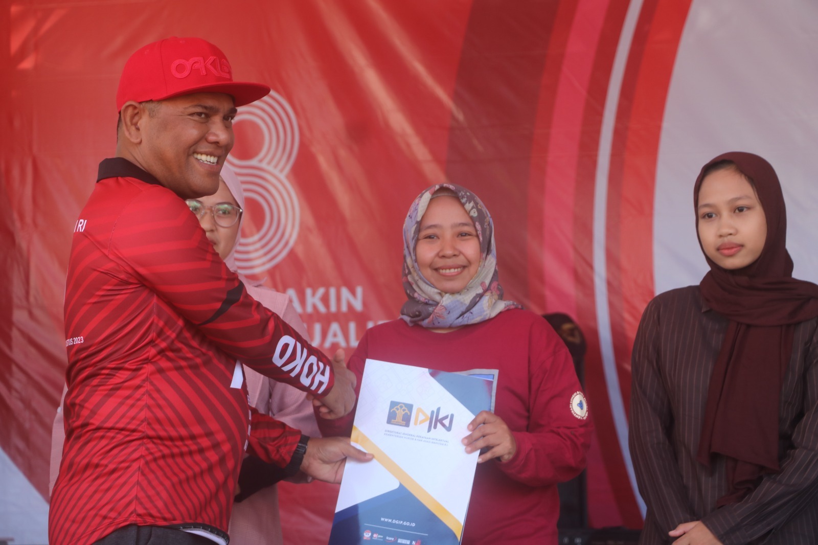 Kakanwil Kemenkumham Sulawesi Barat serahkan sertifikat merek (dok. Istimewa)