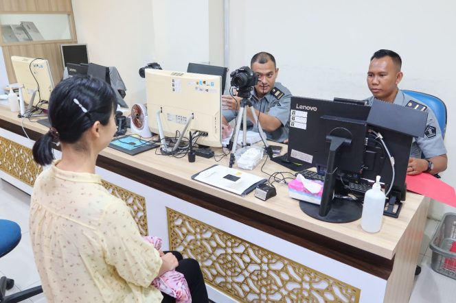 
					Direktorat Jenderal (Dirjen) Imigrasi menerbitkan surat edaran (SE) nomor IMI-GR.01.01-0252 yang menegaskan prosedur permohonan pembuatan paspor tarif nol rupiah bagi warga negara Indonesia yang ingin ke luar negeri sebagai pekerja migran Indonesia.
