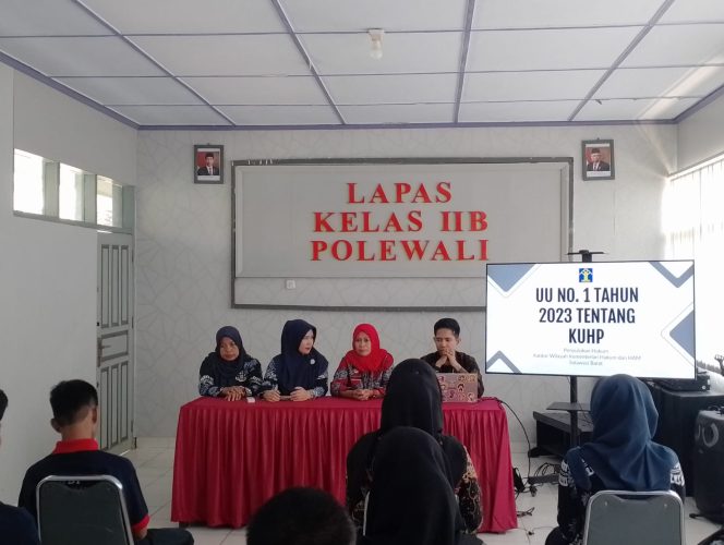 
 enyuluh Hukum Kantor Wilayah Kementerian Hukum dan HAM Sulawesi Barat melaksanakan penyuluhan hukum sosialisasi KUHP (dok. istimewa)