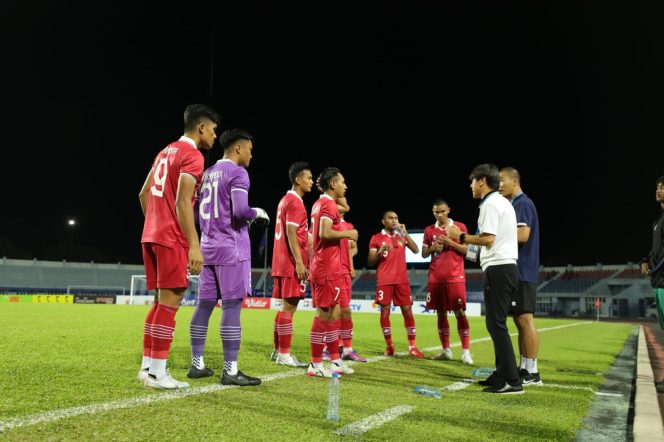 
 Pelatih Timnas Indonesia U-23, Shin Tae Yong memberikan instruksi kepada para pemainnya (dok. pssi.org)