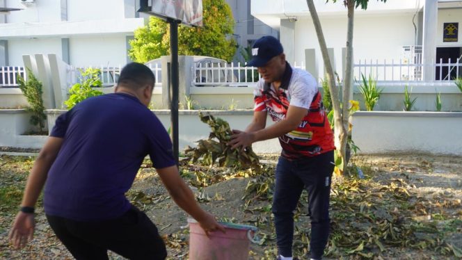 
 Lakukan Giat Kerja Bakti, Kakanwil Kemenkumham Sulawesi Barat Ajak Jajaran Tingkatkan Kecintaan Kebersihan Lingkungan