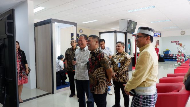 
					Pantau Pelaksanaan Layanan Paspor Merdeka, Kakanwil Kemenkumham Sulawesi Barat Ungkapkan Harapan Ini