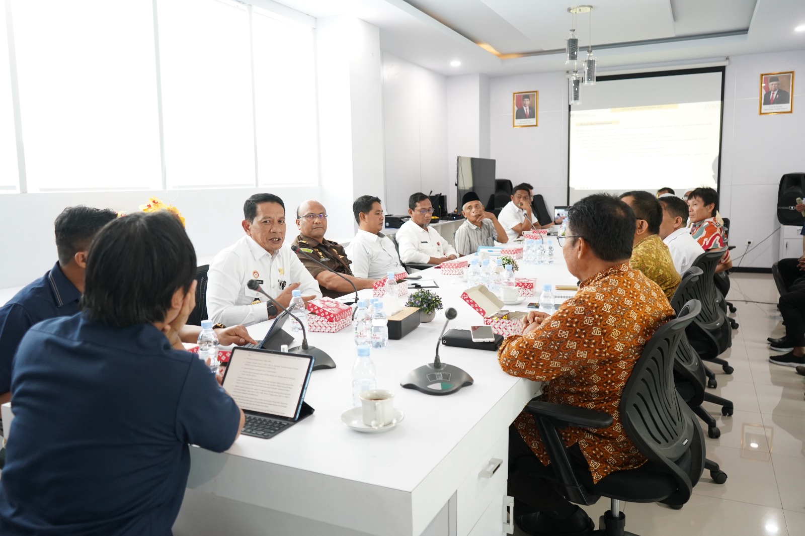 anwil Kemenkumham Malut Hadiri Rapat Tim Asistensi Daerah pembahasan penyelesaian Aset Bekas Milik Asing / Tionghoa ( ABMA/T) di Kabupaten Halmahera Selatan 