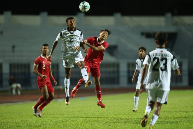 
					Beckham Putra Nugraha berebut bola dalam laga melawan Timor Leste (dok. pssi.org)