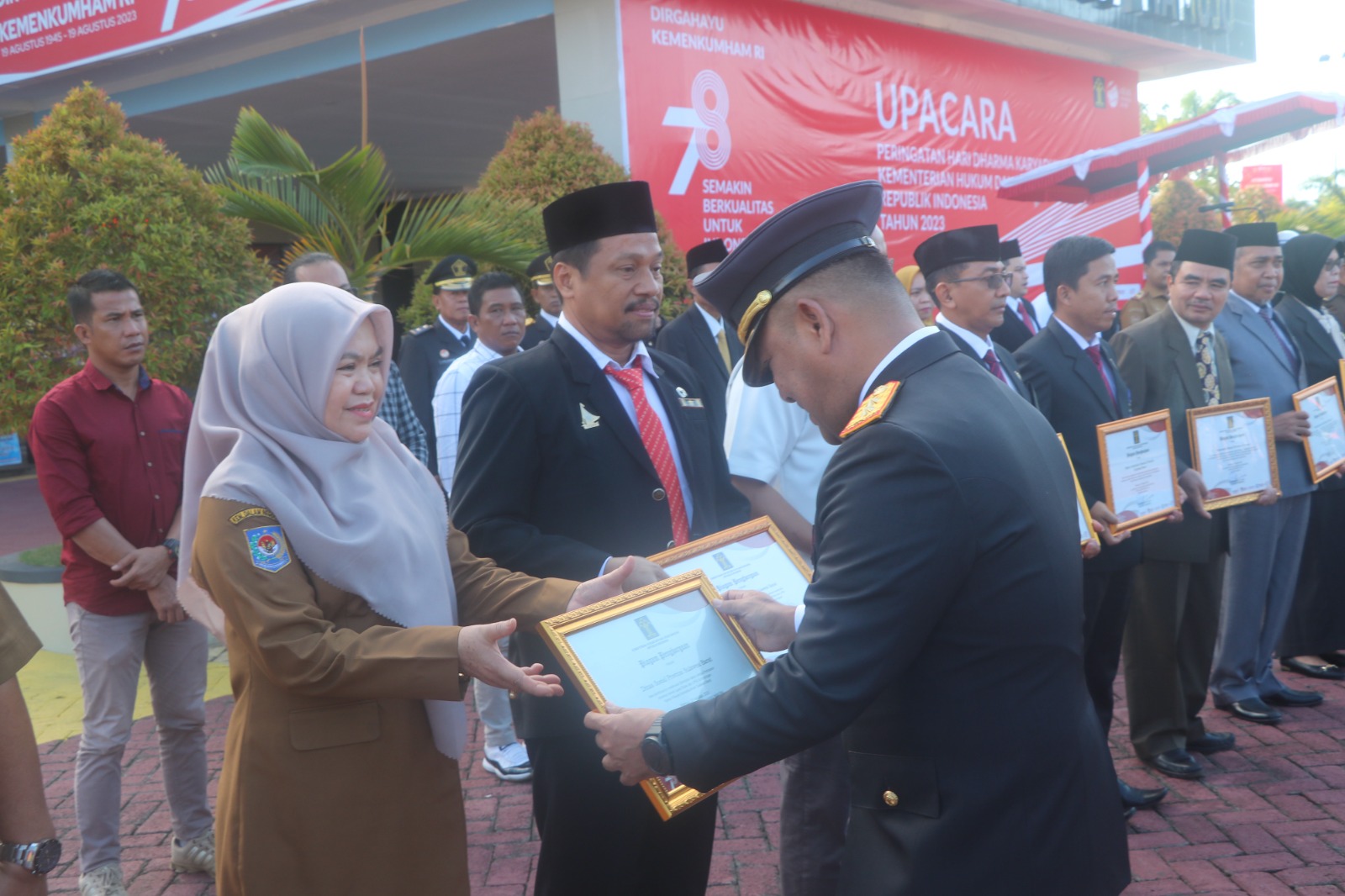 Kakanwil Kemenkumham Sulawesi Barat, Parlindungan serahkan penghargaan kepada mitra (dok. Istimewa)