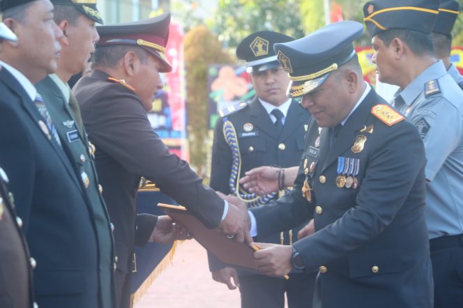 
 Kakanwil Kemenkumham Sulawesi Barat, Parlindungan serahkan penghargaan kepada mitra (dok. Istimewa)