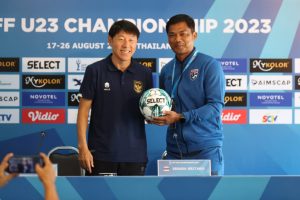 Pelatih Timnas Indonesia, Shin Tae Yong (kiri) dalam konferensi pers jelang laga semi final Piala AFF U-23 melawan Thailand (dok. pssi.org)