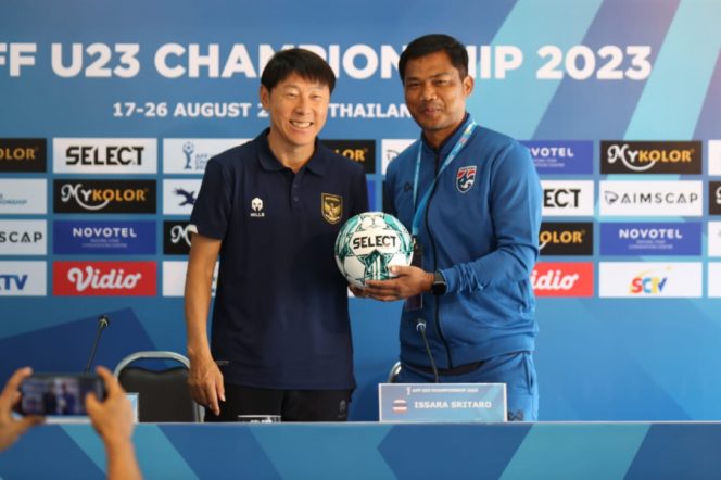 
 Pelatih Timnas Indonesia, Shin Tae Yong (kiri) dalam konferensi pers jelang laga semi final Piala AFF U-23 melawan Thailand (dok. pssi.org)