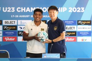 Pelatih Timnas Indonesia, Shin Tae Yong dan Jeam Kelly Sroyer dalam konferensi pers jelang laga final Piala AFF U-23 (dok. pssi.org)