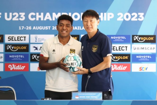 
 Pelatih Timnas Indonesia, Shin Tae Yong dan Jeam Kelly Sroyer dalam konferensi pers jelang laga final Piala AFF U-23 (dok. pssi.org)