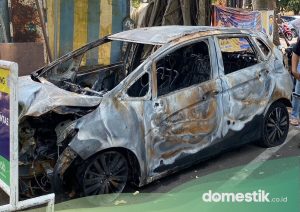 Honda Jazz terbakar di Malang setelah menabrak kios eceran bensin (dok. domestik.co.id)