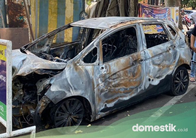 
					Honda Jazz terbakar di Malang setelah menabrak kios eceran bensin (dok. domestik.co.id)