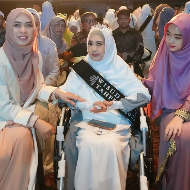 
 Ibu Ustadzah Oki Setiana Dewi dapat Penghargaan Sebagai Hafizh Qur’an