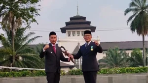 Penyerahan Kujang untuk PJ Gubernur Jawa Barat Pengganti Ridwan Kamil