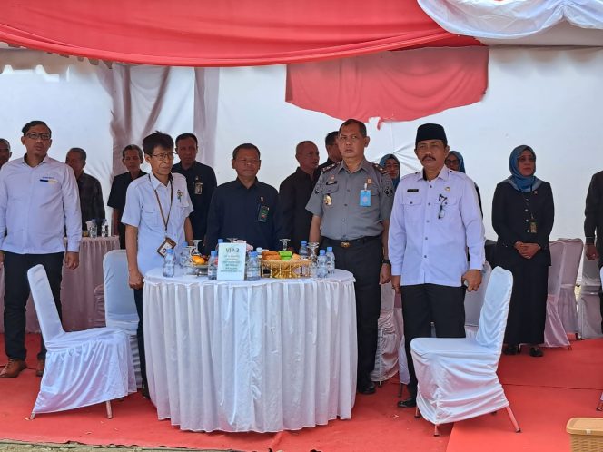 
					Perwakilan kanwil Kemenkumham Sulawesi Barat di acara Peletakan Batu Pertama dan Penancapan Tiang Pancang Pertama Pembangunan Gedung Kantor Pengadilan Tinggi Agama Sulawesi Barat (dok. istimewa)