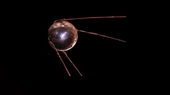 
					Uni Soviet meluncurkan Sputnik 1