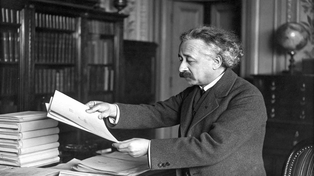 30 Juni 1905 Albert Einstein Menyerahkan Makalah Teori Relativitas